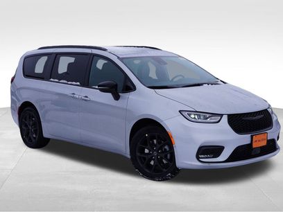 New 2026 Chrysler Pacifica Select w/ S Appearance Package