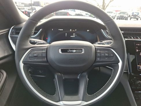 New 2025 Jeep Grand Cherokee Altitude image 9