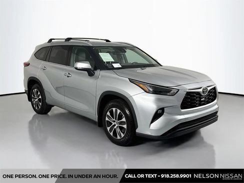 Used 2022 Toyota Highlander XLE AWD/4WD image 3