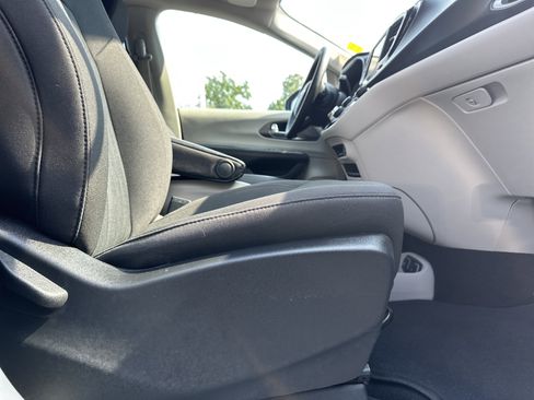 Used 2020 Chrysler Pacifica Touring image 15