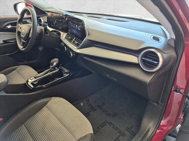 Used 2025 Chevrolet Trax LT FWD image 26