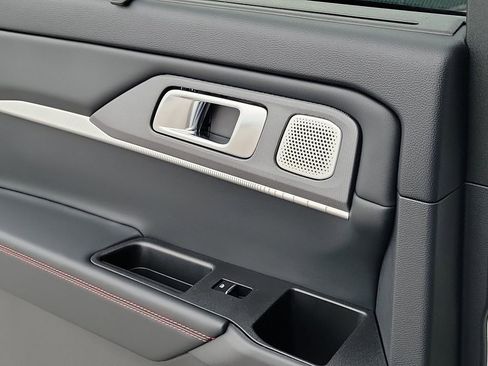 Used 2025 Ford Explorer ST RWD image 19