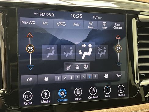 Used 2018 Chrysler Pacifica Limited w/ Tire & Wheel Group FWD image 19