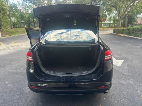 Used 2017 Ford Fusion SE w/ Fusion SE Technology Package image 11