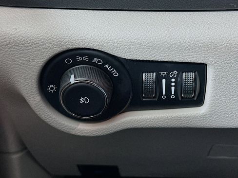 Used 2024 Chrysler Pacifica Touring-L image 17