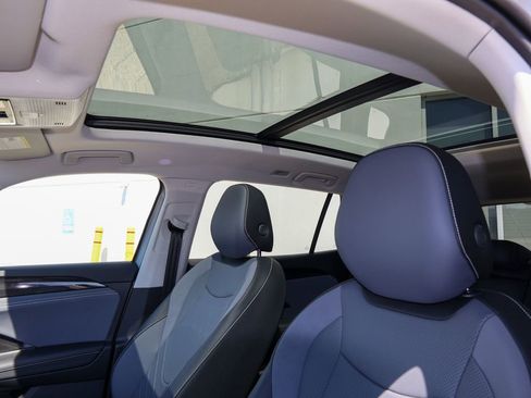 Used 2025 Volkswagen Tiguan SE image 13