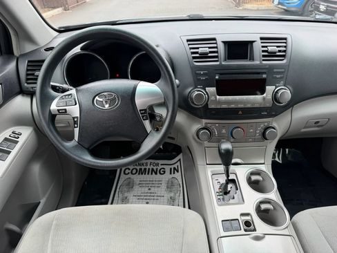 Used 2012 Toyota Highlander FWD w/ Tech Pkg image 16