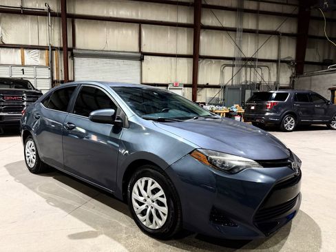 Used 2017 Toyota Corolla LE FWD image 2