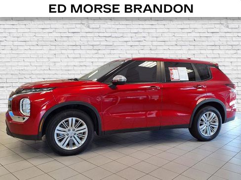 Used 2022 Mitsubishi Outlander ES image 2