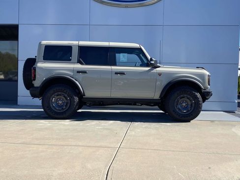 New 2025 Ford Bronco Badlands image 3
