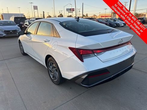 Used 2024 Hyundai Elantra SEL image 3