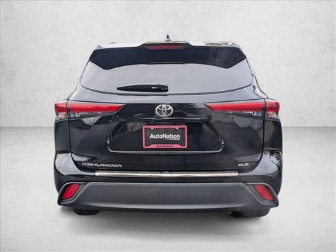 Used 2022 Toyota Highlander XLE image 7