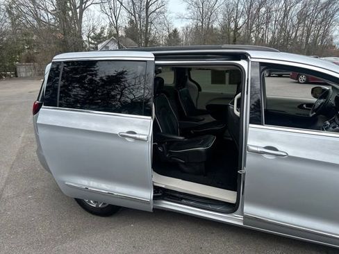 Used 2023 Chrysler Pacifica Limited FWD image 23