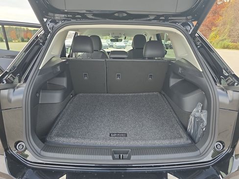 New 2026 Volkswagen Tiguan SE FWD image 12