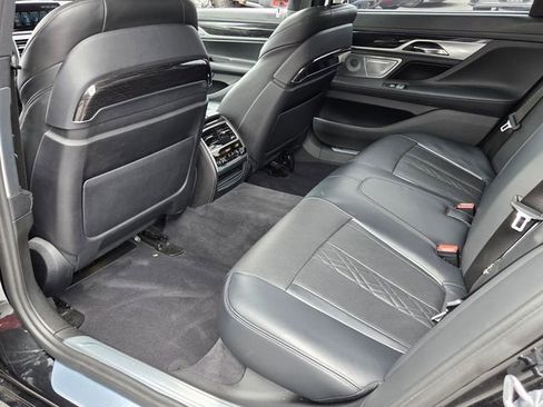 Used 2017 BMW 750i RWD image 12