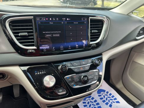 Used 2023 Chrysler Pacifica Touring-L FWD image 18