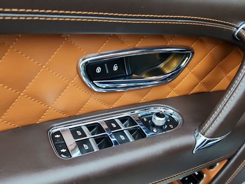 Used 2017 Bentley Bentayga AWD/4WD image 25
