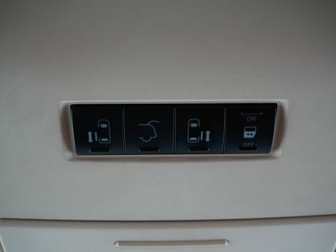 Used 2009 Chrysler Town & Country Touring w/ Heated Seat Group image 33