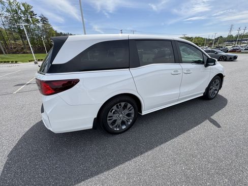 New 2026 Honda Odyssey Touring image 10