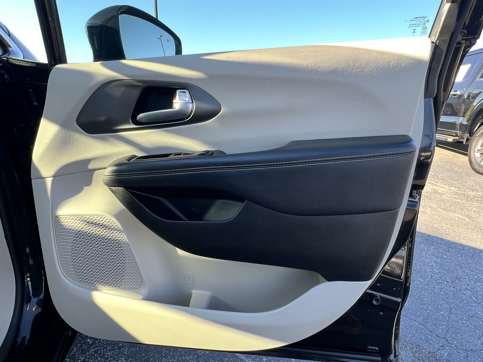 Used 2024 Chrysler Pacifica Limited FWD image 20