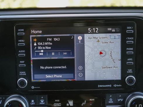 Used 2021 Toyota Highlander XLE AWD/4WD image 14