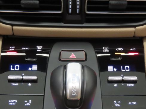 Certified 2025 Porsche Macan AWD/4WD image 26