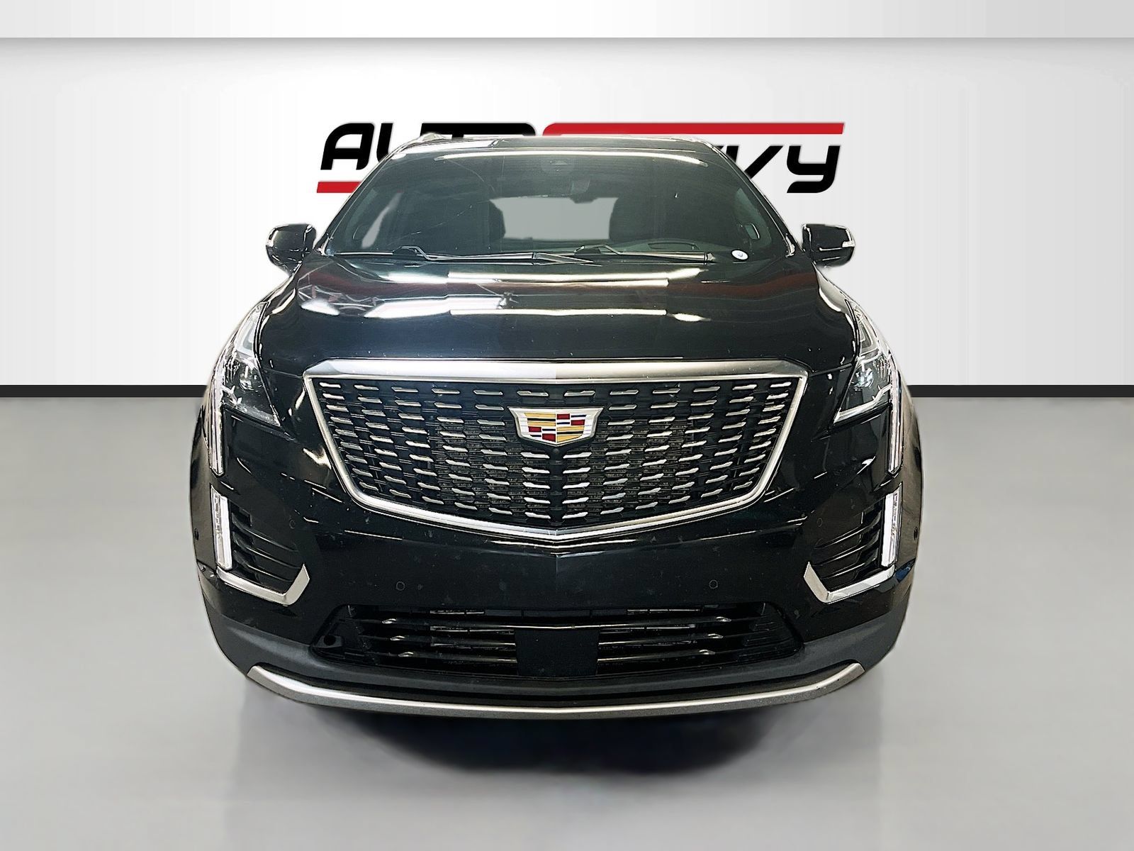 Used 2023 Cadillac XT5 Premium Luxury w/ Technology Package AWD/4WD image 2