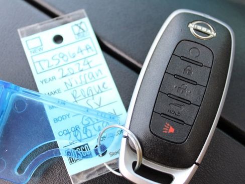 Used 2024 Nissan Rogue SV w/ SV Premium Package image 35