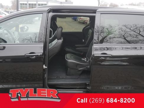 Used 2025 Chrysler Pacifica Limited FWD image 18