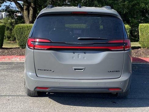 Used 2025 Chrysler Pacifica Limited FWD image 5