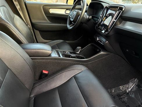 Used 2021 Volvo XC40 T5 Momentum w/ Premium Package image 11