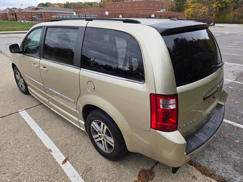 Used 2010 Dodge Grand Caravan SXT image 7