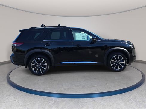 New 2026 Nissan Pathfinder Platinum FWD image 4
