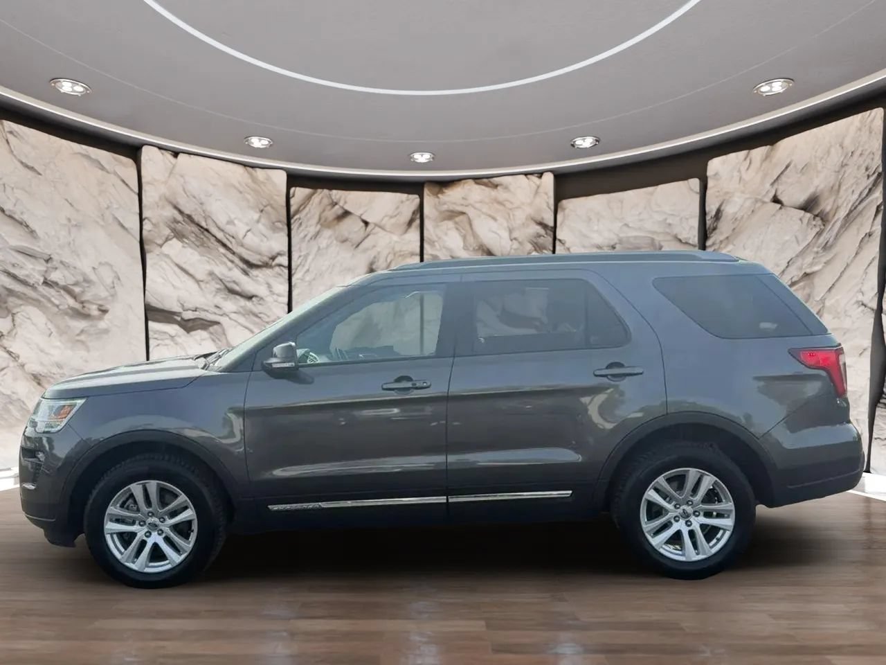 Used 2018 Ford Explorer XLT w/ Equipment Group 202A AWD/4WD image 4