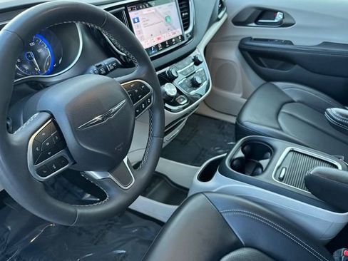 Used 2023 Chrysler Pacifica Touring-L image 10