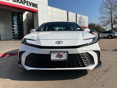 Used 2025 Toyota Camry SE image 4