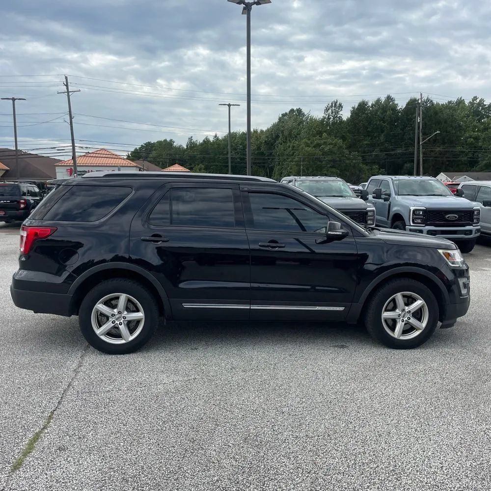 Used 2017 Ford Explorer XLT w/ Equipment Group 202A AWD/4WD image 10