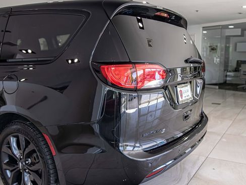 Used 2019 Chrysler Pacifica Touring Plus w/ S Appearance Package FWD image 14