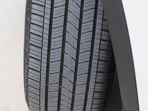 Used 2025 Ford Explorer Platinum RWD image 5