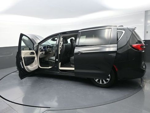 Used 2023 Chrysler Pacifica Touring-L FWD image 42