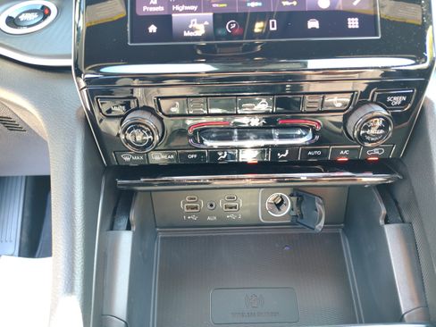 New 2025 Jeep Grand Cherokee Altitude image 38