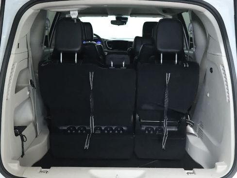 Used 2023 Chrysler Pacifica Touring-L FWD image 29