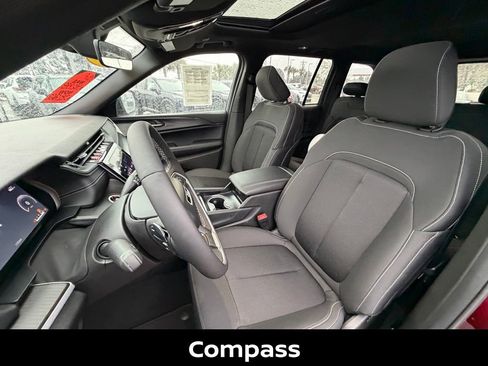 Used 2025 Jeep Grand Cherokee Laredo X image 12