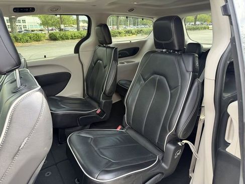 Used 2023 Chrysler Pacifica Limited FWD image 33