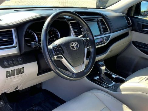Used 2019 Toyota Highlander XLE image 18