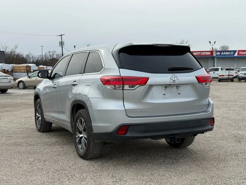 Used 2017 Toyota Highlander LE image 7