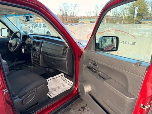 Used 2012 Jeep Liberty Sport w/ Driver Convenience Group image 21