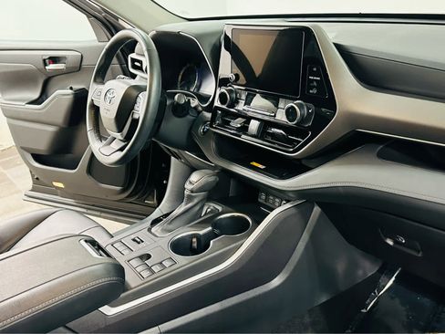 Used 2023 Toyota Highlander XLE image 8