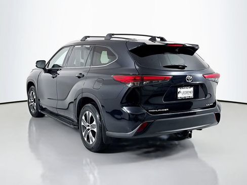 Used 2020 Toyota Highlander XLE AWD/4WD image 7