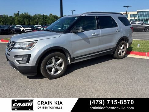 Used 2017 Ford Explorer XLT w/ Equipment Group 202A AWD/4WD image 2